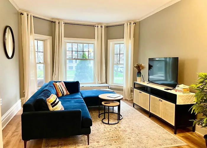 Lovely Vintage Oak Park 3Bd 1Ba Perfectly Located Near Public Transit & Chicago