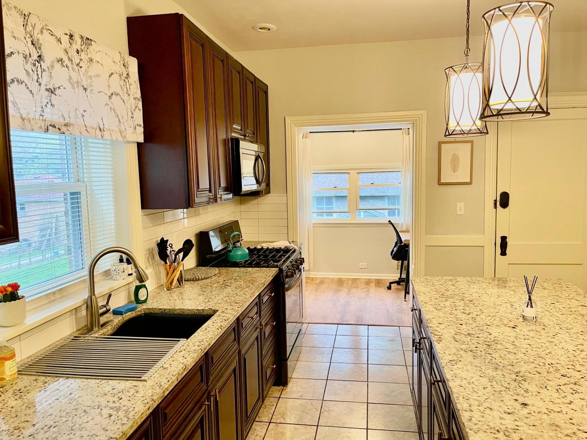 Lovely Vintage 3bd 1ba Perfectly Located Near Public Transit & Chicago