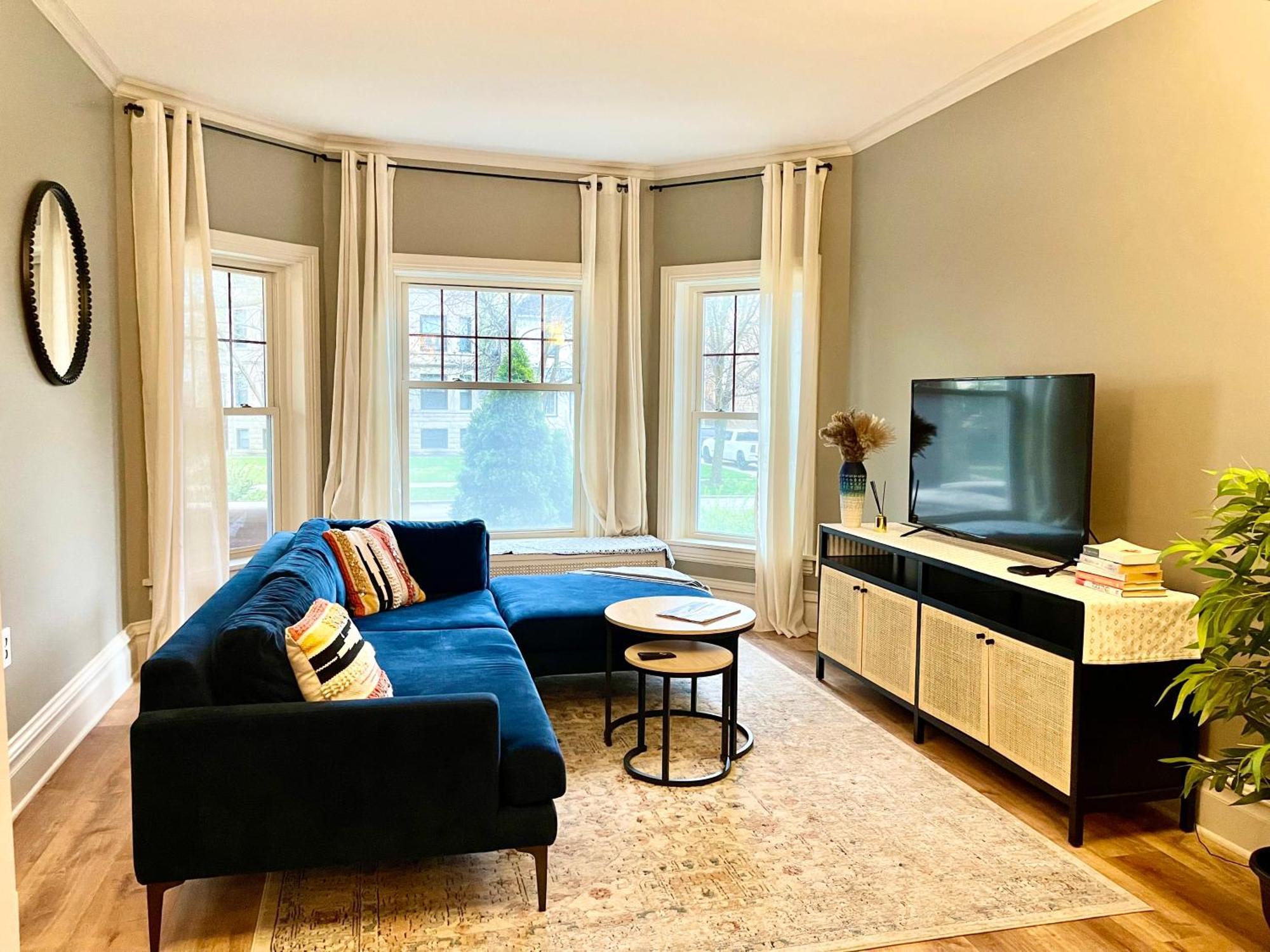 Lovely Vintage 3bd 1ba Perfectly Located Near Public Transit & Chicago