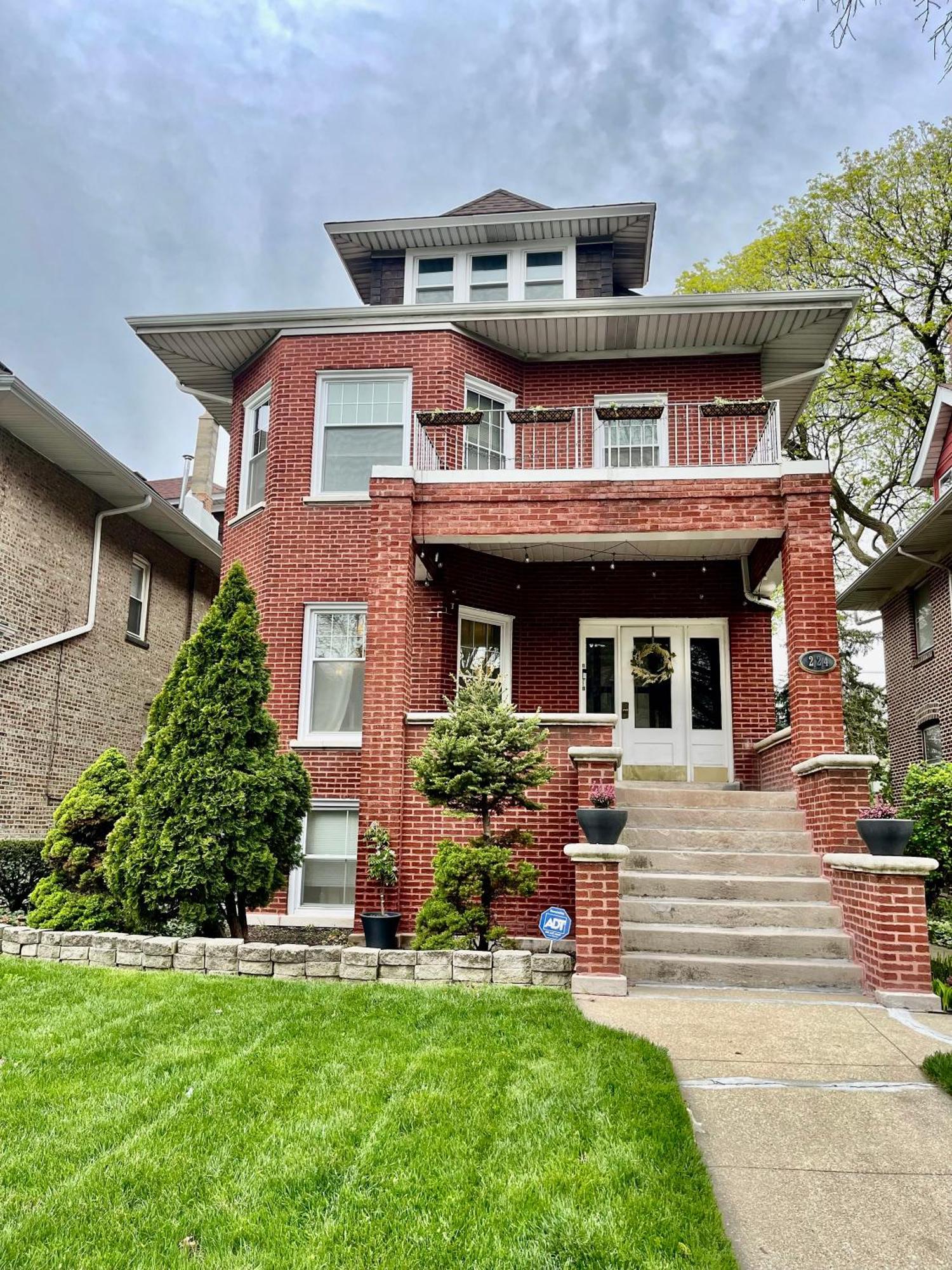 Lovely Vintage 3bd 1ba Perfectly Located Near Public Transit & Chicago