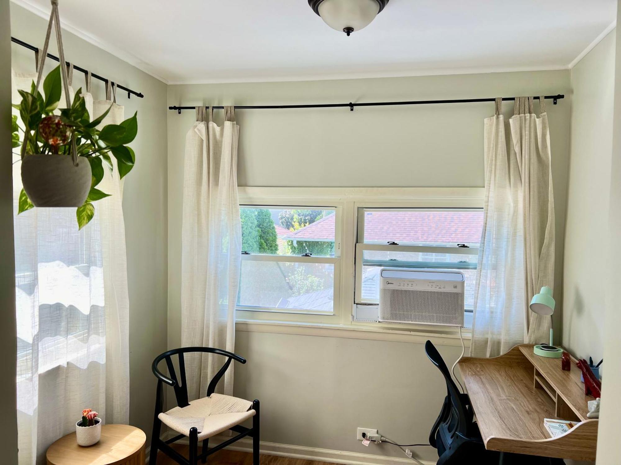 Lovely Vintage 3bd 1ba Perfectly Located Near Public Transit & Chicago *
